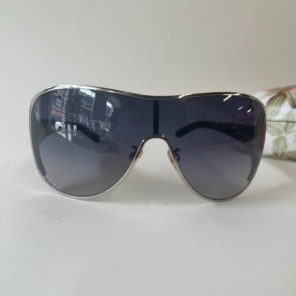 Gucci Shield Sunglasses with Floral Case – Silver Frame & Gradient Lenses